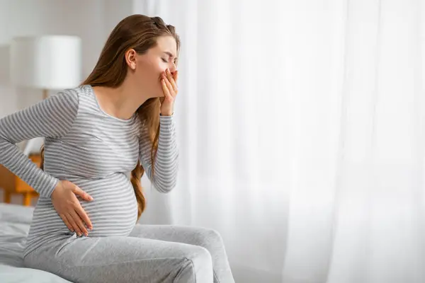 Side View Pregnant Woman Holding Her Belly She Sits Uncomfortably — Stock Photo, Image