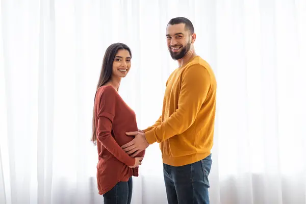 Neşeli Bir Çift Hamile Kadınların Karnına Dokunur Kameraya Doğru Gülümserler — Stok fotoğraf
