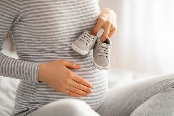 Una Hermosa Escena Con Una Mujer Embarazada Colocando Pequeños Zapatos — Foto de Stock