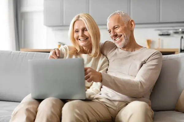 Older Couple Enjoying Time Together Looking Laptop Screen Joy While — Stock Photo, Image
