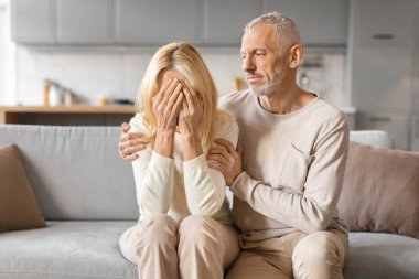 Bir erkek, zor bir zamanda ortağını teselli ederken ve teselli ederken yürekten bir sahne.