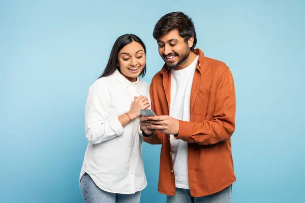 Spännande Indian Par Tittar Mobiltelefon Samtidigt Som Använder Nya Coola — Stockfoto