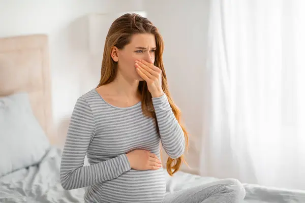 Gravid Kvinna Randig Klädsel Håller Sin Mage Och Täcker Munnen — Stockfoto