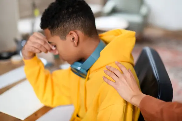 圧倒的な10代の男は 勉強セッション中にストレスを感じ 彼の肩に手を安心して 応答の瞬間を取ります 母親慰め男 — ストック写真