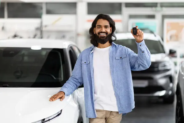 Smiling Bearded Eastern Man Showing Car Keys While Leaning New — Stock Photo, Image