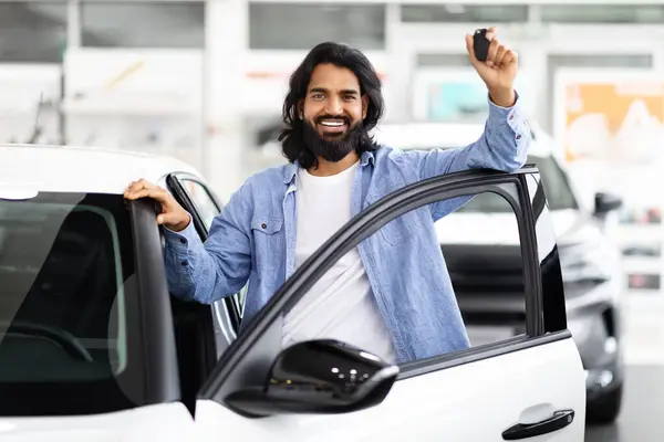 Glimlachende Indiaanse Man Met Baard Bij Een Nieuwe Witte Auto — Stockfoto