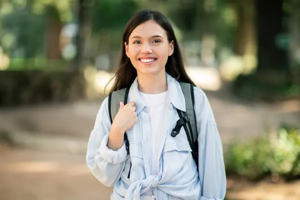 Glimlachende Jonge Europese Vrouw Met Lang Donker Haar Een Wit — Stockfoto