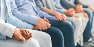 Grup Desteği. Çeşitli tanınmayan insanlar el ele tutuşuyor, bir sırada oturuyor, kesilmiş görüntüler...