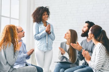 Gençler, siyah kadınla alkışlar grup destek ve rehabilitasyon onu eğlendiriyor Toplantı