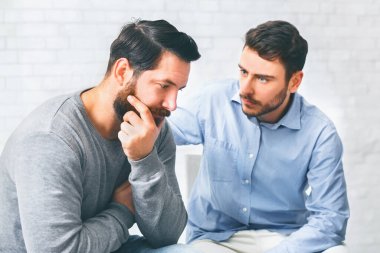 Grup terapi seansında depresyondaki adama destek veren anlayışlı insanlar, toplum üyelerine empati gösterirler.