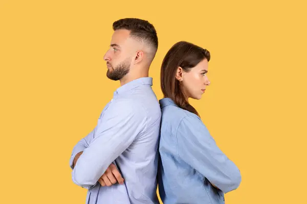 Man Woman Standing Back Back Arms Crossed Suggesting Disagreement Independence — Stock Photo, Image