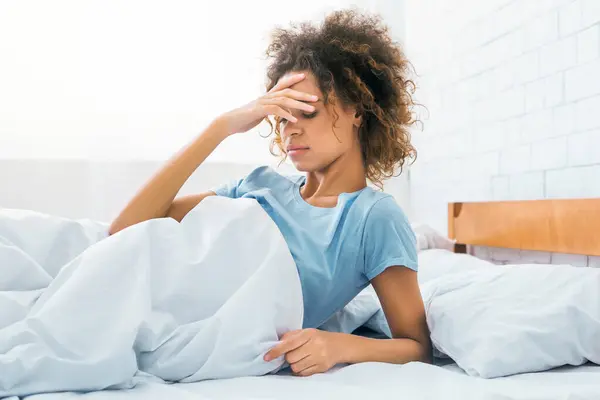 Frau Berührt Stirn Hat Morgens Kopfschmerzen Sitzt Bett — Stockfoto