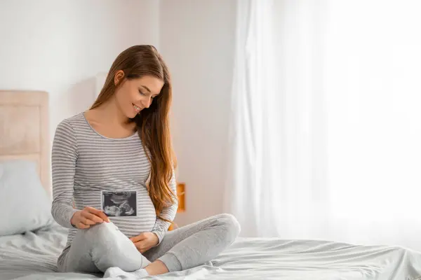 Eine Werdende Mutter Sitzt Auf Dem Bett Hält Ihre Babys — Stockfoto