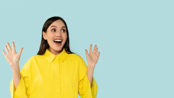 Amazed Excited Happy Pretty Young Hispanic Woman Wearing Yellow Shirt — Stock Photo, Image