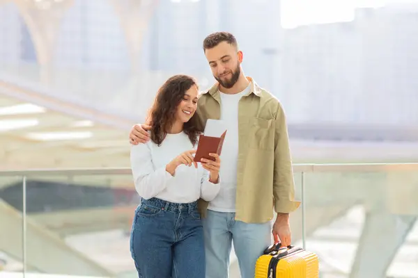 Ett Intimt Ögonblick När Ett Par Undersöker Ett Pass Tillsammans — Stockfoto