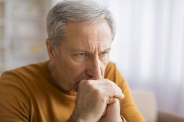 Son sınıf öğrencisi boynunu tutuyor. Gerginlik ya da ağrı belirtisi. Muhtemelen kötü bir duruş ya da altta yatan bir sağlık sorunu yüzünden.