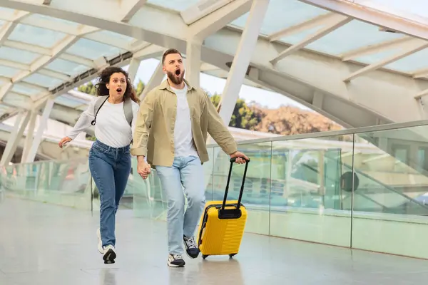 Two People Casual Attire Running Expressions Panic Possibly Late Flight — Stock Photo, Image