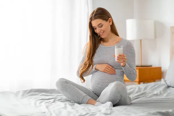 Content Pregnant Woman Comfy Attire Holds Glass Milk Bedroom Conveying — Stock Photo, Image