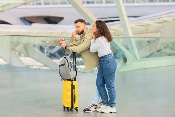 Upset Young Couple Missed Flight Train Both Standing Next Bright — Stock Photo, Image