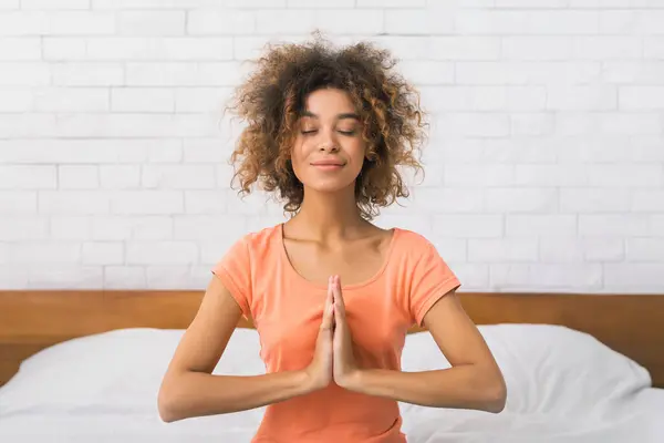 Afroamerykanką Siedząc Namaste Yoga Pozycji Relaks Łóżku Rano — Zdjęcie stockowe