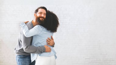 İyileştirme Sarılması. Rehabilitasyonda başarılı bir terapiden sonra birbirini kucaklayan Mutlu Destek Grubu üyeleri, Kopya Alanı ile Panorama