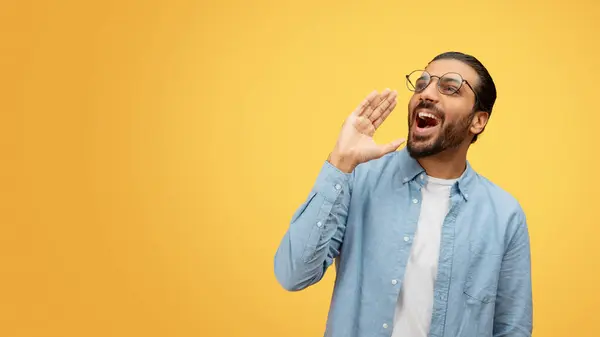 Vocal Indian Man Uses His Hand Megaphone Shout Something Out — Stock Photo, Image