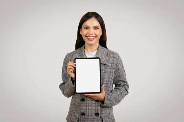 白い空白のスクリーンが付いているデジタルタブレットを提示するジャケットの従事したビジネスウーマン カスタマイズの準備ができて 中立的な背景のビジネス広告 — ストック写真
