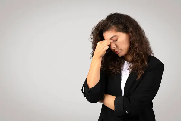 Woman Dressed Professional Attire Covers Her Face Hand Evoking Sense — Stock Photo, Image