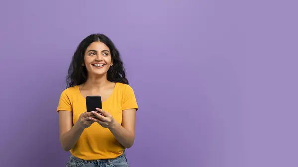 Sorrindo Jovem Mulher Usando Seu Smartphone Olhando Para Cima Com — Fotografia de Stock