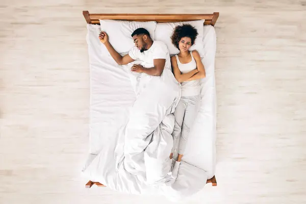 Uncomfortable Black Woman Sleeping Man Bed Top View Free Space — Stock Photo, Image