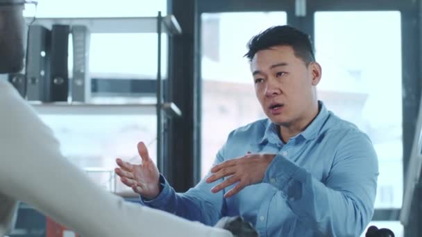 Homem Camisa Azul Está Envolvido Uma Conversa Com Outro Homem Filmagem De Bancos De Imagens Sem Royalties