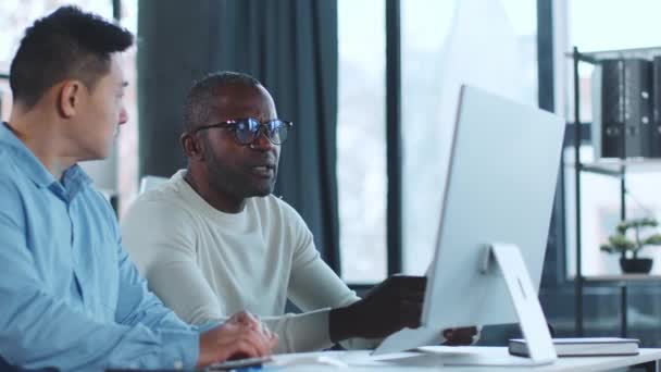 Два Чоловіки Сидять Столом Фокусуючись Екрані Комп Ютера Перед Ними — стокове відео