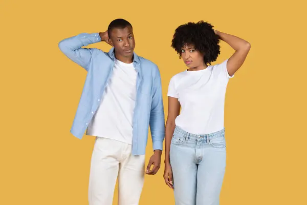 Dos Jóvenes Adultos Negros Desconcertados Atuendo Casual Con Una Expresión —  Fotos de Stock