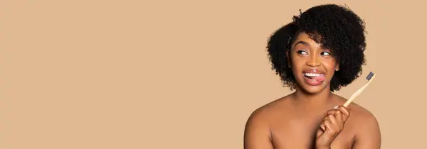 Mujer Negra Alegre Sosteniendo Cepillo Dientes Ecológico Juguetón Listo Para —  Fotos de Stock