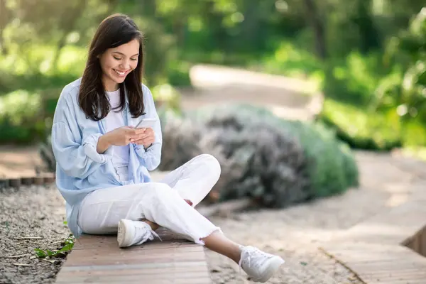 Content European Young Woman Student Casual Clothing Texting Her Smartphone — Stock Photo, Image