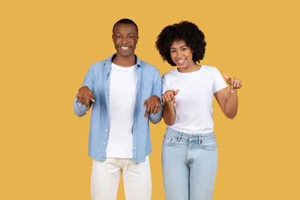 Glada Tusenåriga Afroamerikanska Par Pekar Ner Till Tom Vit Fana — Stockfoto