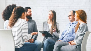 Grup terapisi. Kadın psikologların tavsiyelerini dinleyen hastalar