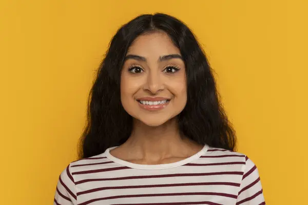 Mladá Žena Pruhované Košili Sebevědomě Usměje Jasně Žlutém Pozadí Vyzařuje — Stock fotografie