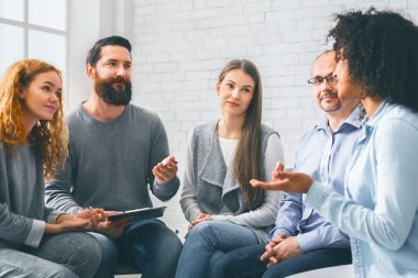 Psikoterapi seansı. Grup terapisi sırasında hastalara danışmanlık yapan bir uzman.