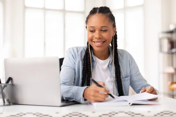 Zâmbind Tânără Studentă Culoare Neagră Împletituri Scriind Note Studiind Laptopul — Fotografie, imagine de stoc