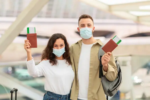 Молодая Европейская Пара Медицинских Масках Аэропорту Паспортами Билетами Счастливые Мужчины — стоковое фото