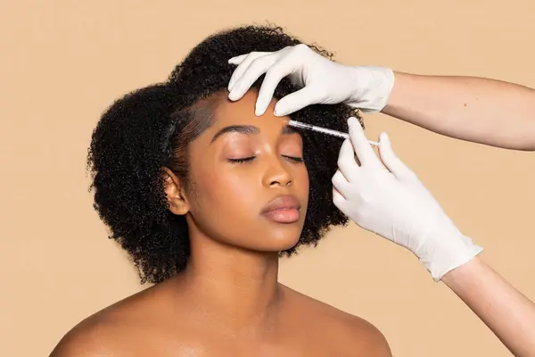 Mujer Negra Serena Que Recibe Tratamiento Cejas Meticuloso Ojos Cerrados — Foto de Stock