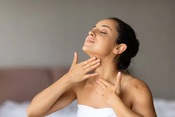 Happy Caucasian Lady Applies Moisturizer Massaging Touching Her Neck Promoting — Stock Photo, Image