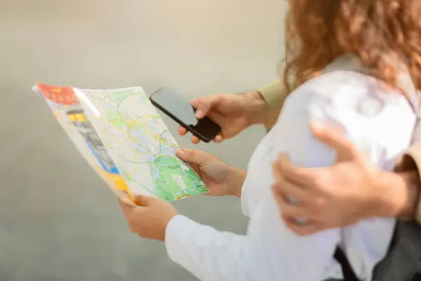 Närbild Turist Par Som Innehar Färgglada Stadskarta Och Smartphone Oigenkännlig — Stockfoto