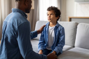 Bir babanın genç oğluna koltukta otururken hitap etmesi gibi samimi ve ciddi bir tartışma.