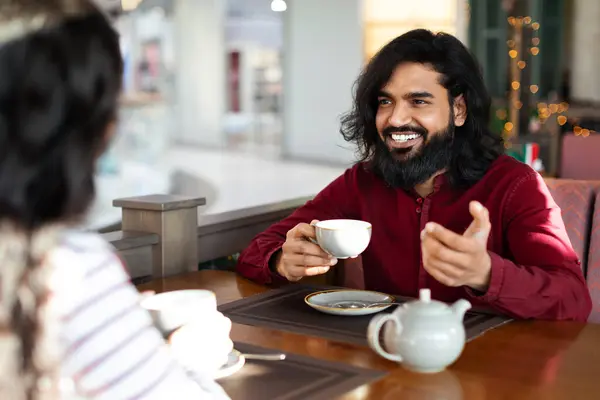 英俊的印地安人和他的女朋友在城市咖啡馆里享受着芬芳的咖啡和友好的交谈 一对浪漫的东方夫妇第一次约会在食堂 开始认识对方 — 图库照片