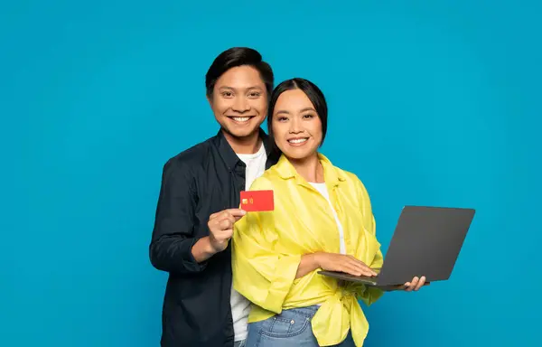 Pasangan Asia Yang Percaya Diri Dengan Laptop Dan Kartu Kredit — Stok Foto