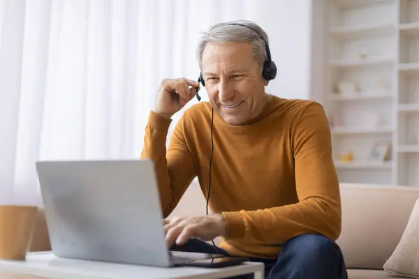 Happy Elderly Man Engaged Conversation Using Headset Microphone Sitting Front — Stock Photo, Image
