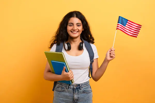 Młoda Kobieta Plecakiem Trzymająca Amerykańską Flagę Uśmiech Sugeruje Programy Podróży — Zdjęcie stockowe