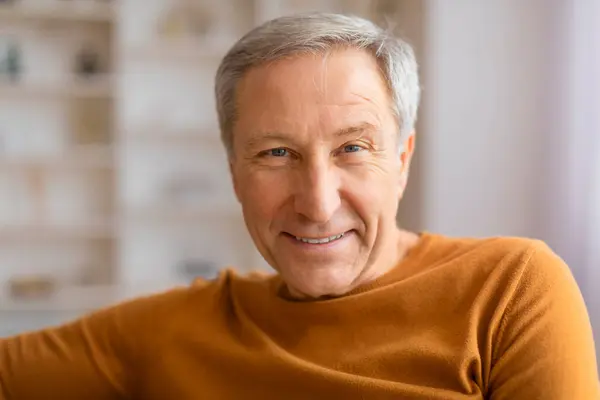 Närbild Glad Senior Man Ler Varmt Med Suddig Hylla Bakgrund — Stockfoto